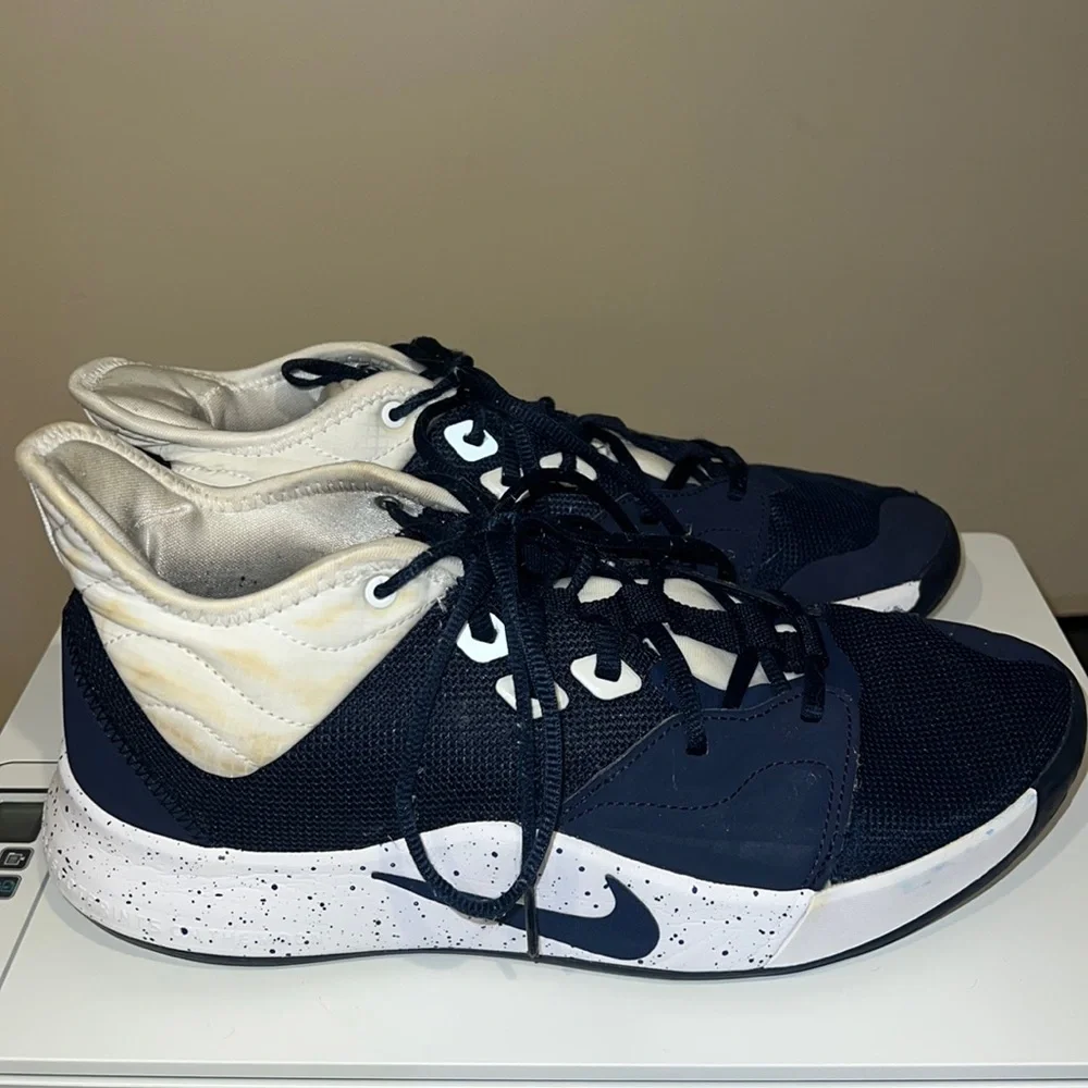 Nike women’s basketball shoe 8 1/2 - Picture 1 of 6